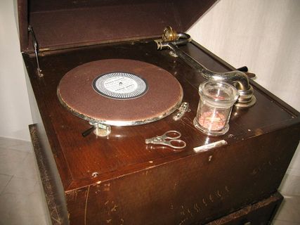 EXPERT Senior with record cabinet